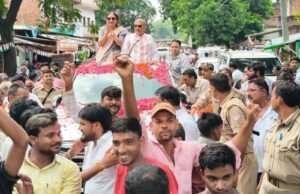 फूल मालाओं व पुष्पवर्षा के बीच रामपुरखास में हुआ प्रमोद व मोना का भव्य स्वागत, उमड़े ग्रामीण