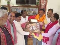 विश्व एथलेटिक्स में रजत जीतने वाले आशीष से मिले सपाई,रजत पदक जीतने पर दी बधाई