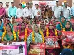 रसोइयों को मिला कैशलेस चिकित्सा कार्ड, साड़ी देकर किया सम्मानित
