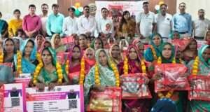 रसोइयों को मिला कैशलेस चिकित्सा कार्ड, साड़ी देकर किया सम्मानित