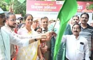 फतेहपुर में निकली भव्य तिरंगा मोटरसाइकिल रैली, देशभक्ति के नारों से गूंजा शहर