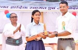 जवाहर नवोदय विद्यालय के स्थापना दिवस पर मेधावी छात्र-छात्राएं हुए सम्मानित, डीएम ने किया उत्साहवर्धन