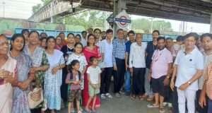 सम्मेद शिखरजी की वन्दना कर लौटे तीर्थ यात्रियों का स्टेशन पर किया सम्मान