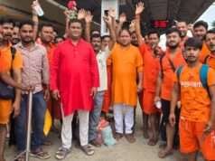 कांवरियों का एक जत्था बाबा धाम (देवघर) दर्शन और जलाभिषेक के लिए हुआ रवाना,चेयरमैन ने किया सम्मानित