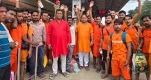कांवरियों का एक जत्था बाबा धाम (देवघर) दर्शन और जलाभिषेक के लिए हुआ रवाना,चेयरमैन ने किया सम्मानित