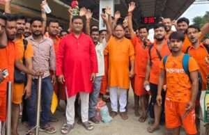 कांवरियों का एक जत्था बाबा धाम (देवघर) दर्शन और जलाभिषेक के लिए हुआ रवाना,चेयरमैन ने किया सम्मानित