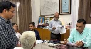 जिलाधिकारी ने जनता दर्शन में सुनीं फरियादियों की समस्याएं, त्वरित निस्तारण के दिए निर्देश