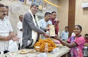 कैबिनेट मंत्री आशीष पटेल ने जिला ओलंपिक संघ के स्वर्ण जयंती वर्ष पर खिलाड़ियों को किया सम्मानित