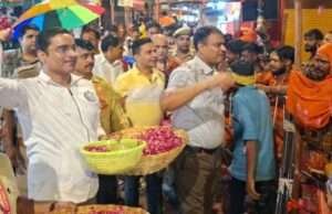 मंडलायुक्त पहुंचे काशी विश्वनाथ धाम, सावन के प्रथम सोमवार पर भक्तों पर बरसाए पुष्प’