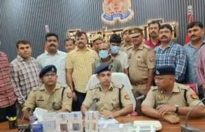नकली और मिश्रित अंग्रेजी शराब बनाने वाले गिरोह का भंडाफोड़, दो गिरफ्तार