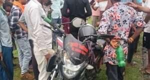 असोथर-गाजीपुर मार्ग पर बाइक और भैंस की टक्कर, दो घायल