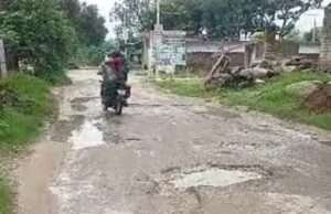 दो जनपदों को जोड़ने वाला मुख्य मार्ग बेहद बदहाल, सकिपा ने मरम्मत की उठाई मांग