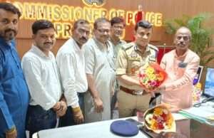 कमिश्नर से मिले उत्तर प्रदेश आदर्श व्यापार मंडल के पदाधिकारी