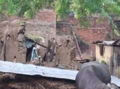 बारिश में गिरे कच्चे मकान, बाल-बाल बचे परिवार; आवास योजना पर उठे सवाल