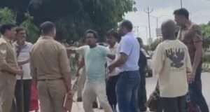 सीएचसी कप्तानगंज में स्टाफ नर्स की लापरवाही से जच्चा-बच्चा की मौत, परिजनों ने किया हंगामा