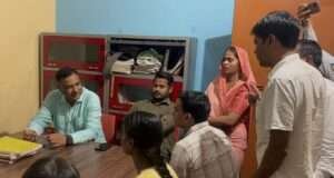 जिलाधिकारी पवन कुमार गंगवार की हनक से छूट रहे कर्मचारियों के पसीने
