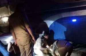 सीपरी पुलिस बनी देवदूत, बस के नीचे फंसे तीन युवकों की बचाई जान