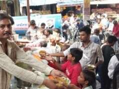 तांबेश्वर मंदिर में श्रद्धालुओं ने ग्रहण किया भंडारे का प्रसाद