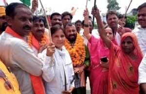 मऊआइमा में निकाली गई भव्य तिरंगा यात्रा, दिया देश भक्ति का संदेश