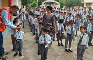 340 बच्चों को वितरित की गई होम्योपैथिक औषधि, नशामुक्ति का दिलाया गया संकल्प