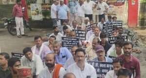 जातिगत आरक्षण खत्म करने की मांग को लेकर करणी सेना ने जिला मुख्यालय पर किया प्रदर्शन