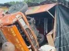 टोल प्लाजा पर अनियंत्रित क्रेन दुकान में घुसी, ड्राईवर की मौत