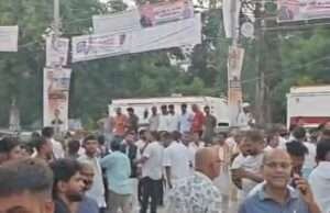 आनंद भवन पर हाई वोल्टेज ड्रामा: राहुल गांधी को काला झंडा दिखाने पर भिड़े भाजपा-कांग्रेस कार्यकर्ता
