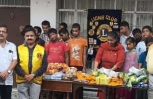 दृष्टी दिव्यांग बच्चों के साथ खुशियां बांटी’