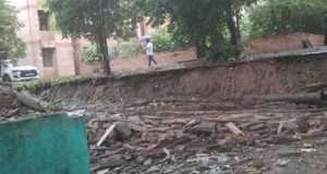 जोरदार बारिश से अम्बेडकर विहार की दीवार क्षतिग्रस्त