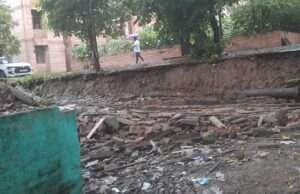 जोरदार बारिश से अम्बेडकर विहार की दीवार क्षतिग्रस्त
