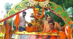 भदोही में निकाली गई शिव शोभायात्रारूसुंदरवन से श्रद्धालु जयकारे लगाते हुए गंगा घाट पहुंचे, विधायक भी रहे मौजूद