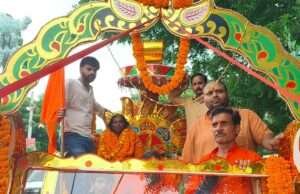 भदोही में निकाली गई शिव शोभायात्रारूसुंदरवन से श्रद्धालु जयकारे लगाते हुए गंगा घाट पहुंचे, विधायक भी रहे मौजूद