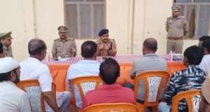 बढ़नी में पीस कमेटी की बैठक के बाद जुलूस मार्गों पर पुलिस का फ्लैग मार्च