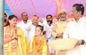 बाल श्रीश बाहुबली महाराज के संकल्प को विधायक ने पुष्पवर्षा कर बढ़ाया मान