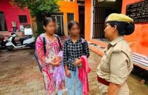 भदोही पुलिस ने श्मिशन शक्तिश् के तहत ग्राम चैपाल लगाई महिलाओं-बालिकाओं को सुरक्षा, सम्मान और स्वावलंबन के प्रति किया जागरूक