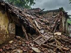 बारिश में दो मंजिला मकान का आधा हिस्सा भरभराकर गिरा