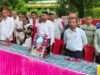 विधायक ऊषा मौर्य के साथ सपाइयों ने बंद विद्यालय के बाहर किया प्रदर्शन, पुनः खोलने की उठाई मांग