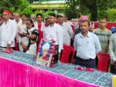 विधायक ऊषा मौर्य के साथ सपाइयों ने बंद विद्यालय के बाहर किया प्रदर्शन, पुनः खोलने की उठाई मांग