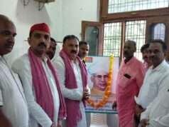 सपा ने बंद पड़े स्कूलों पर शिक्षक दिवस का किया आयोजन