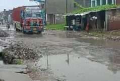 बारिश ने उधेड़ी सड़क की परत, गहरे गड्ढों से गुजरना हो रहा जोखिम भरा