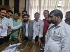 परिसर में जलभराव के समाधान को लेकर वकीलों ने उठाई आवाज, एसडीएम को सौंपा ज्ञापन