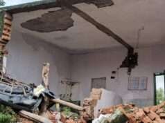 बारिश में गिरा प्रधानाचार्य कक्ष, जर्जर स्कूल भवन में 119 बच्चों की पढ़ाई जारी