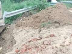 बारिश के कारण धंसी सड़क, आवागमन प्रभावित