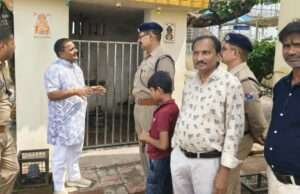 बढ़नी रेलवे स्टेशन परिसर स्थित मंदिर में शिवलिंग क्षतिग्रस्त, मूर्ति गायब; जांच में जुटी पुलिस